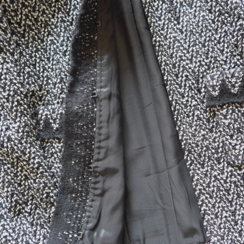 香奈兒 Chanel黑白斜紋羊毛混紡獅子雙C紐扣 外套與裙子（整套出售）-32