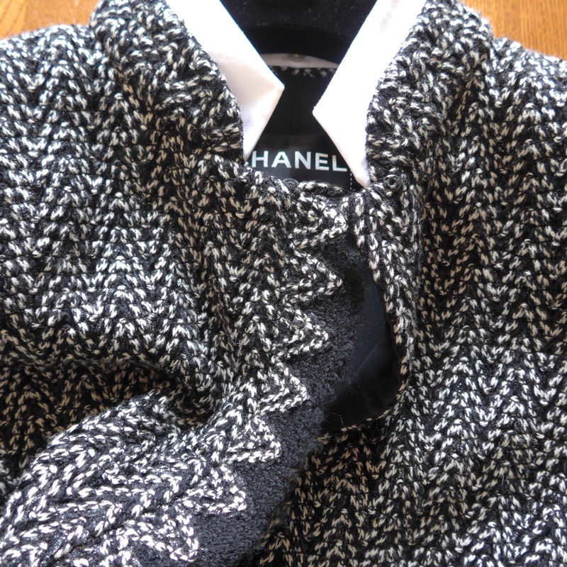 香奈兒 Chanel黑白斜紋羊毛混紡獅子雙C紐扣 外套與裙子（整套出售）-9