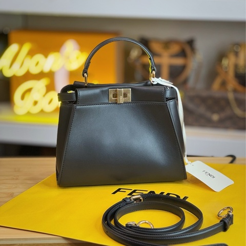 上架中🔑Fendi 全新黑色皮革Peekaboo