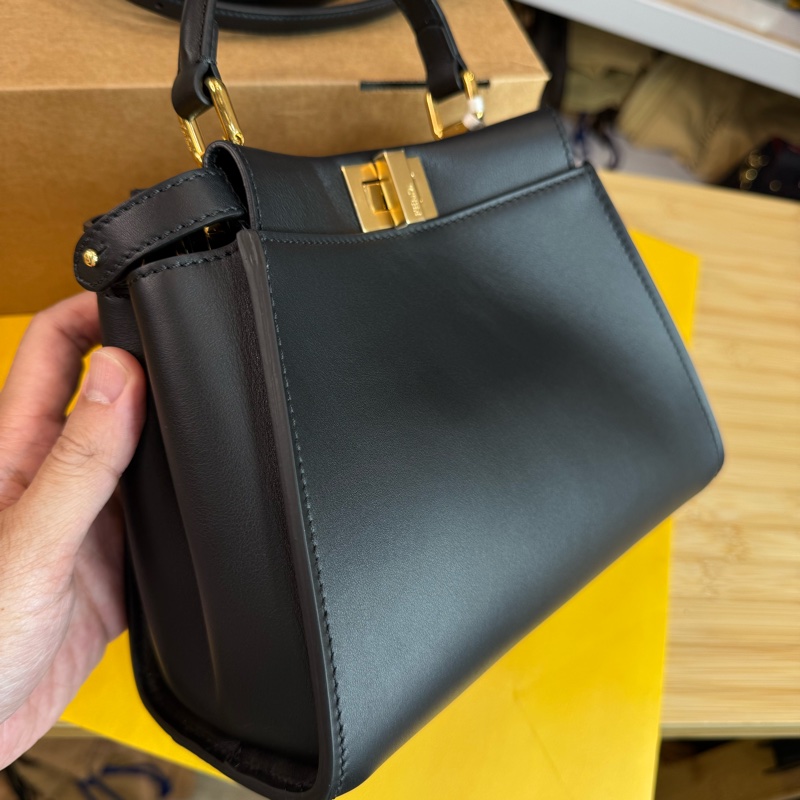 上架中🔑Fendi 全新黑色皮革Peekaboo-1