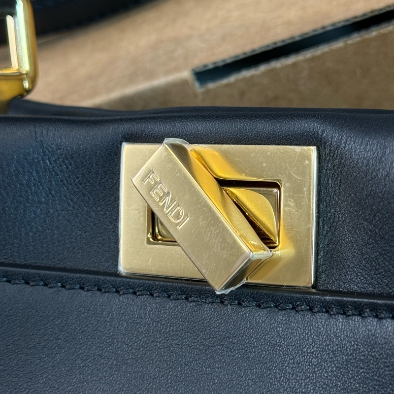 上架中🔑Fendi 全新黑色皮革Peekaboo-3