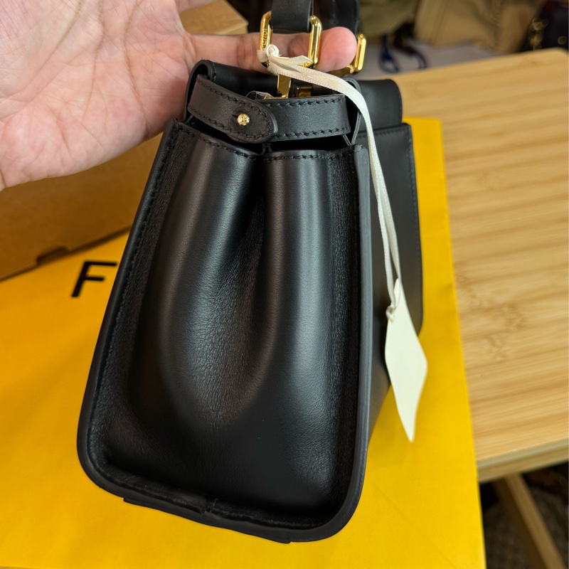 上架中🔑Fendi 全新黑色皮革Peekaboo-5