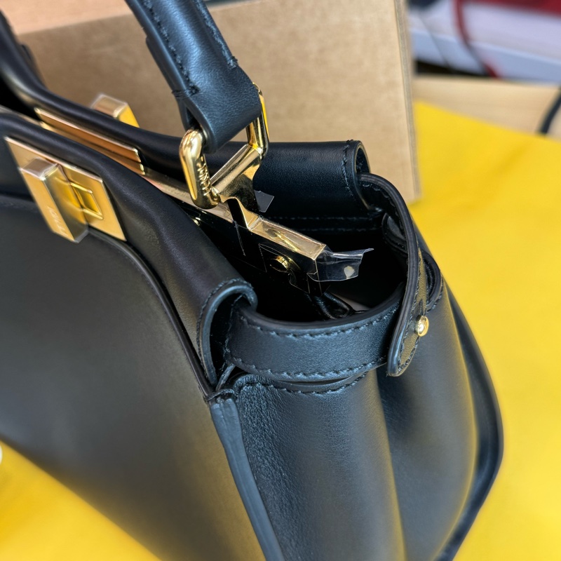 上架中🔑Fendi 全新黑色皮革Peekaboo-7