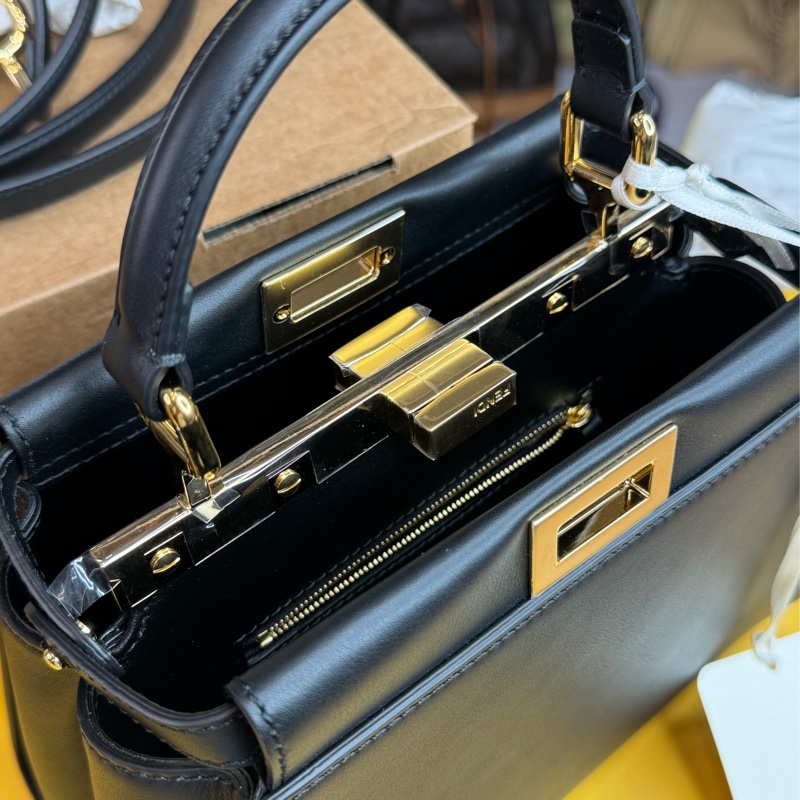 上架中🔑Fendi 全新黑色皮革Peekaboo-10