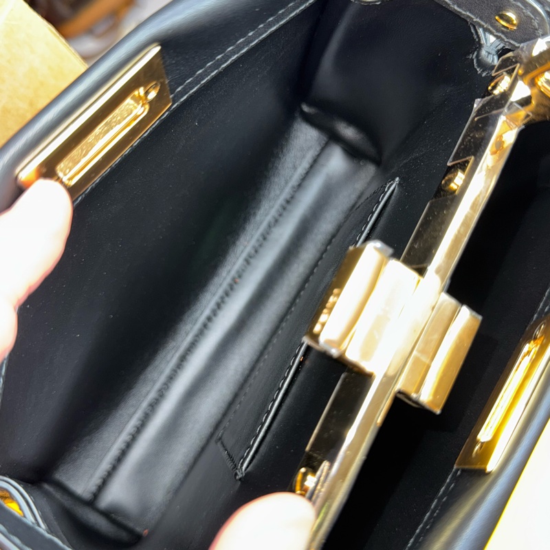 上架中🔑Fendi 全新黑色皮革Peekaboo-12