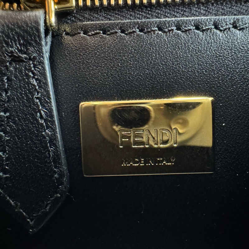 上架中🔑Fendi 全新黑色皮革Peekaboo-13