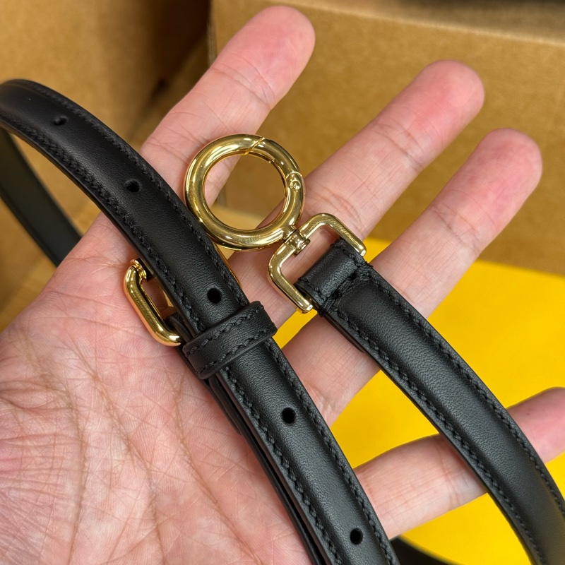 上架中🔑Fendi 全新黑色皮革Peekaboo-17