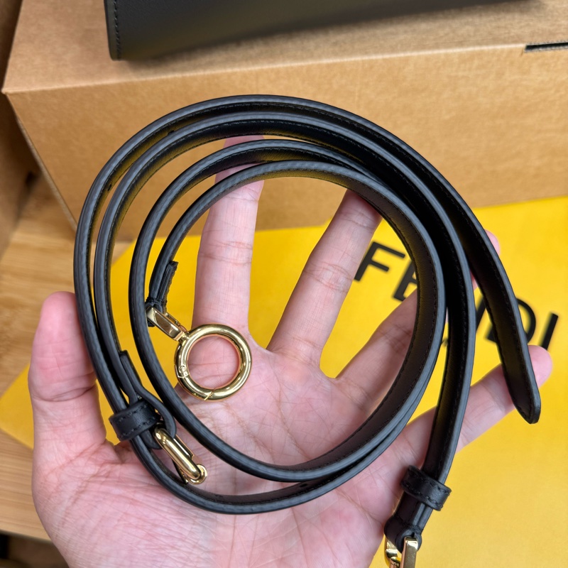 上架中🔑Fendi 全新黑色皮革Peekaboo-19