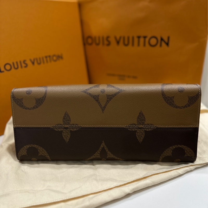 LV OnTheGo MM 雙色字紋手提包（晶片款）-4