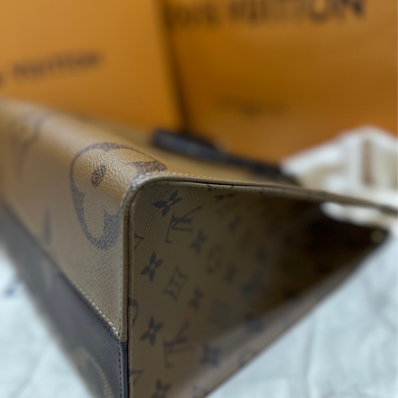 LV OnTheGo MM 雙色字紋手提包（晶片款）-5