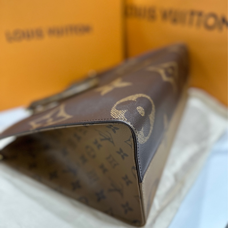 LV OnTheGo MM 雙色字紋手提包（晶片款）-8