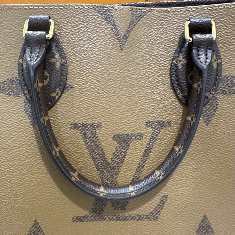 LV OnTheGo MM 雙色字紋手提包（晶片款）-11