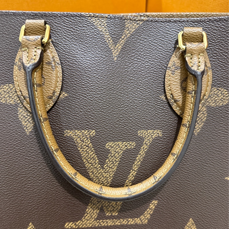 LV OnTheGo MM 雙色字紋手提包（晶片款）-12