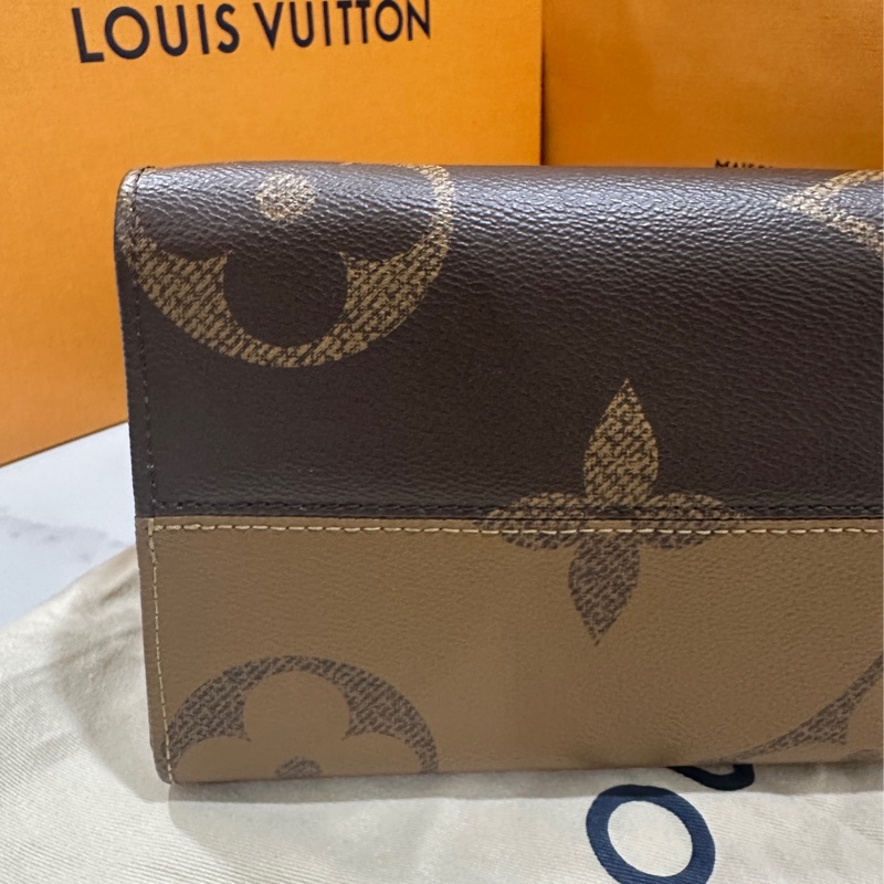 LV OnTheGo MM 雙色字紋手提包（晶片款）-13