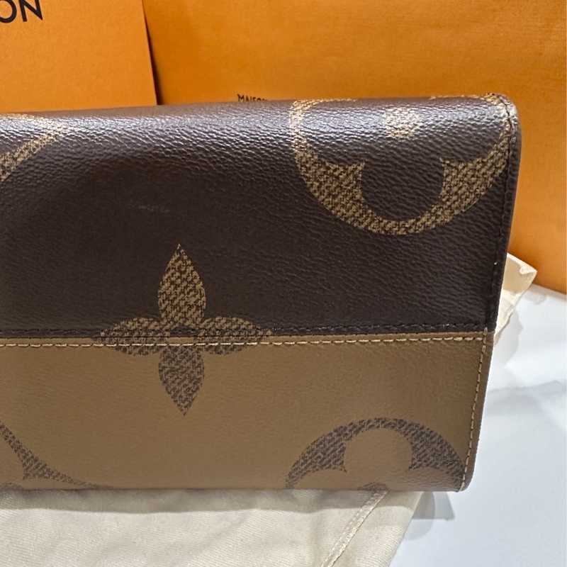 LV OnTheGo MM 雙色字紋手提包（晶片款）-14