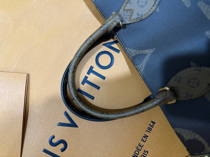 LV OnTheGo MM 雙色字紋手提包（晶片款）-18