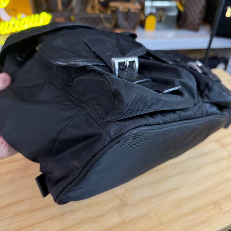 上架中🔑Prada 再生尼龍黑中款後背包/皮邊-2