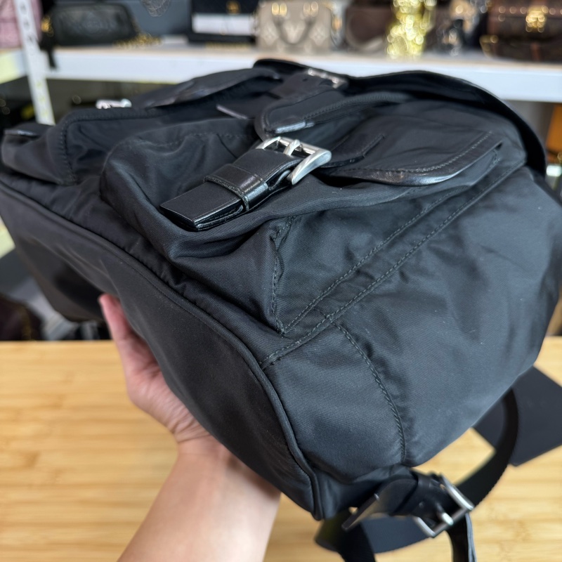 上架中🔑Prada 再生尼龍黑中款後背包/皮邊-4