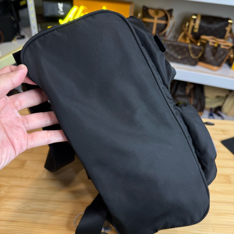 上架中🔑Prada 再生尼龍黑中款後背包/皮邊-5