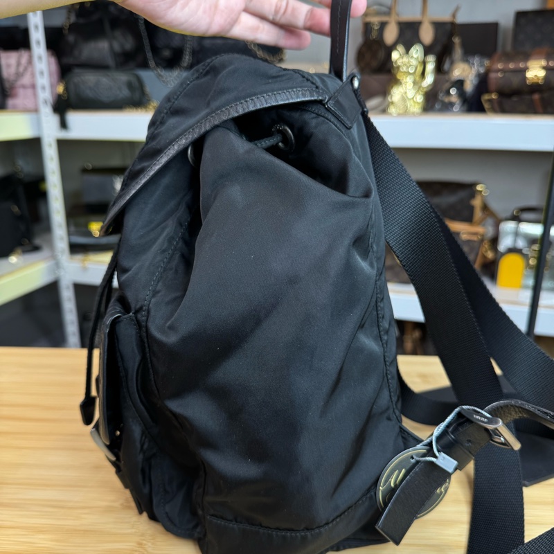 上架中🔑Prada 再生尼龍黑中款後背包/皮邊-7