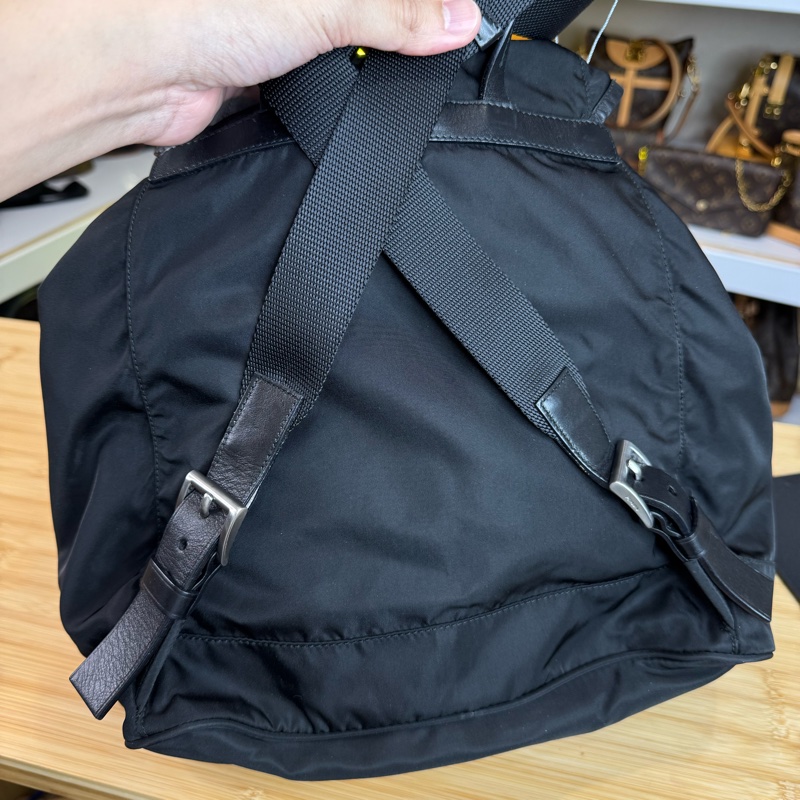 上架中🔑Prada 再生尼龍黑中款後背包/皮邊-9