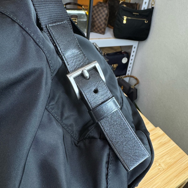 上架中🔑Prada 再生尼龍黑中款後背包/皮邊-11