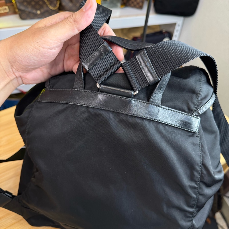 上架中🔑Prada 再生尼龍黑中款後背包/皮邊-12