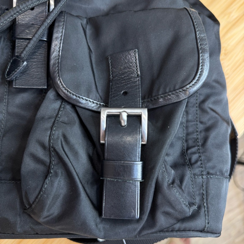 上架中🔑Prada 再生尼龍黑中款後背包/皮邊-15
