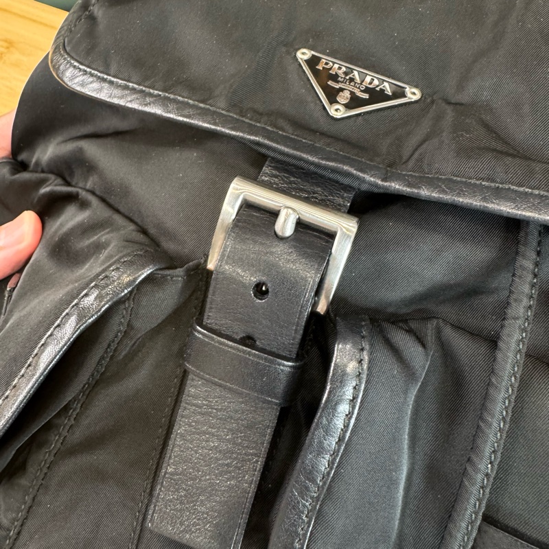 上架中🔑Prada 再生尼龍黑中款後背包/皮邊-16