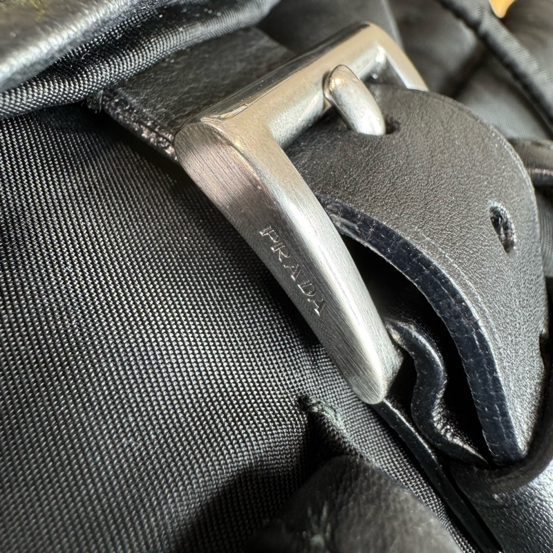 上架中🔑Prada 再生尼龍黑中款後背包/皮邊-17