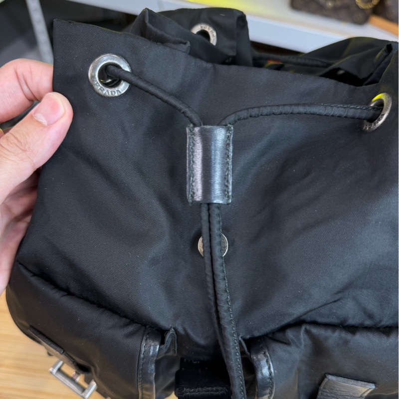 上架中🔑Prada 再生尼龍黑中款後背包/皮邊-20