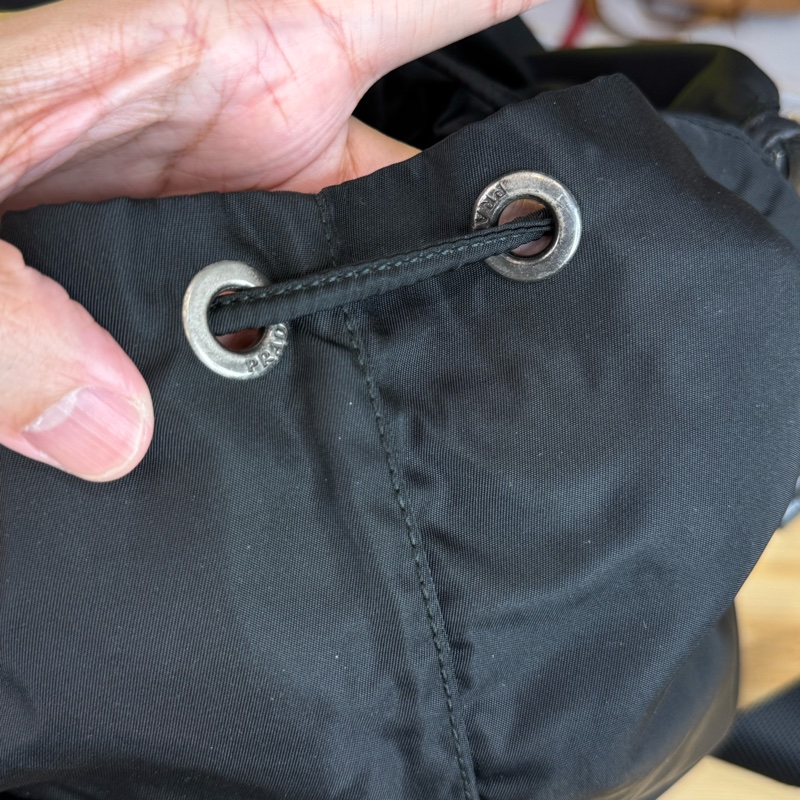 上架中🔑Prada 再生尼龍黑中款後背包/皮邊-21