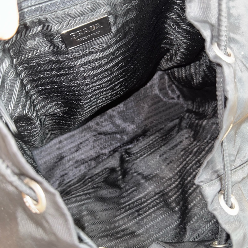 上架中🔑Prada 再生尼龍黑中款後背包/皮邊-22