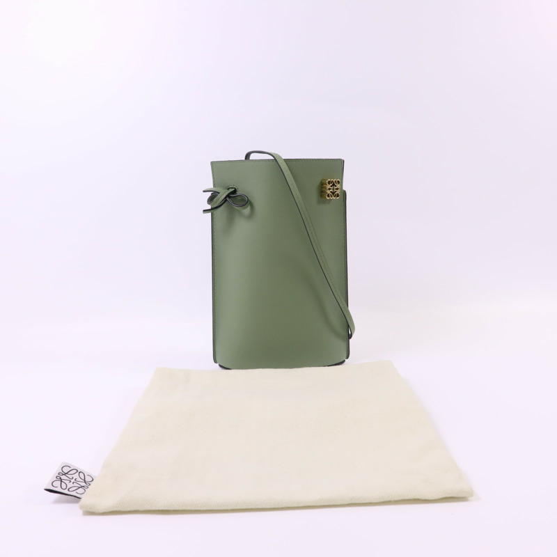 LOEWE 牛皮皮革Dice Pocket In Classic金扣肩背袋-9