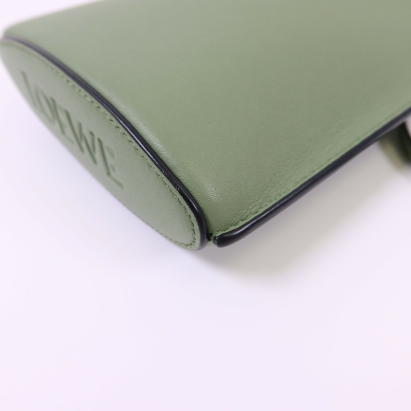 LOEWE 牛皮皮革Dice Pocket In Classic金扣肩背袋-10