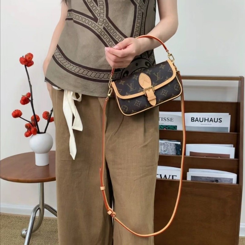 莉亞精品♡LV Diane nano法棍包 近新美包-1