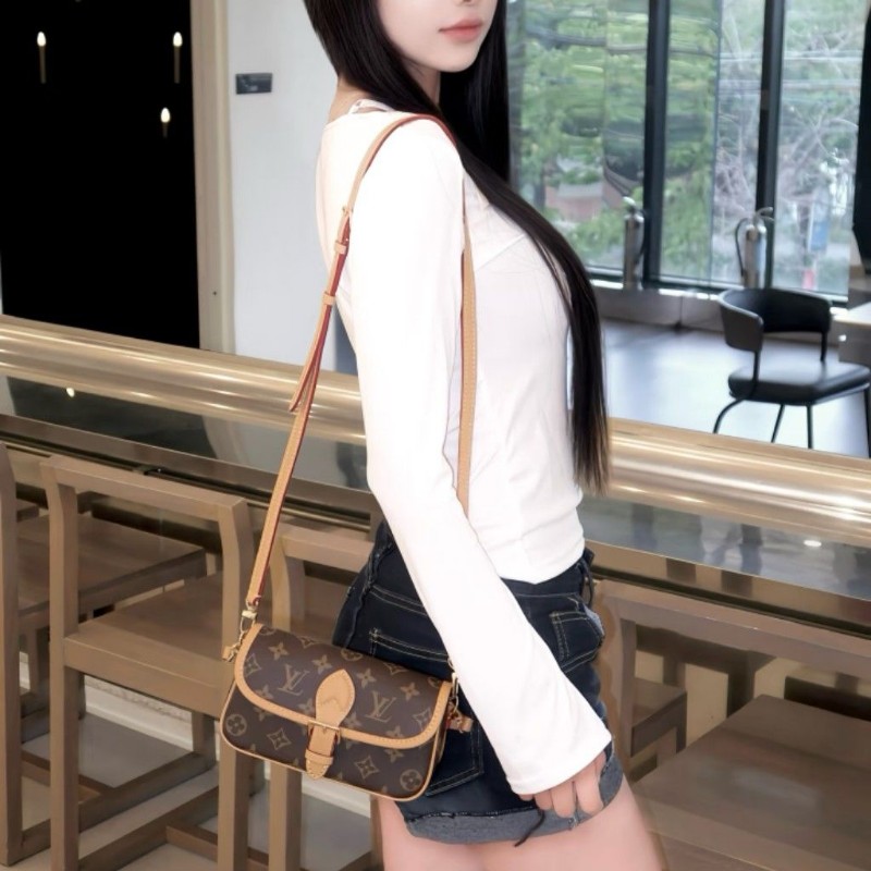 莉亞精品♡LV Diane nano法棍包 近新美包-2