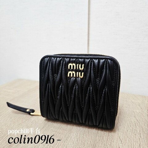 [甜甜甜價出😆把握！] MiuMiu黑納帕羊皮金釦Matelasse對釦短夾