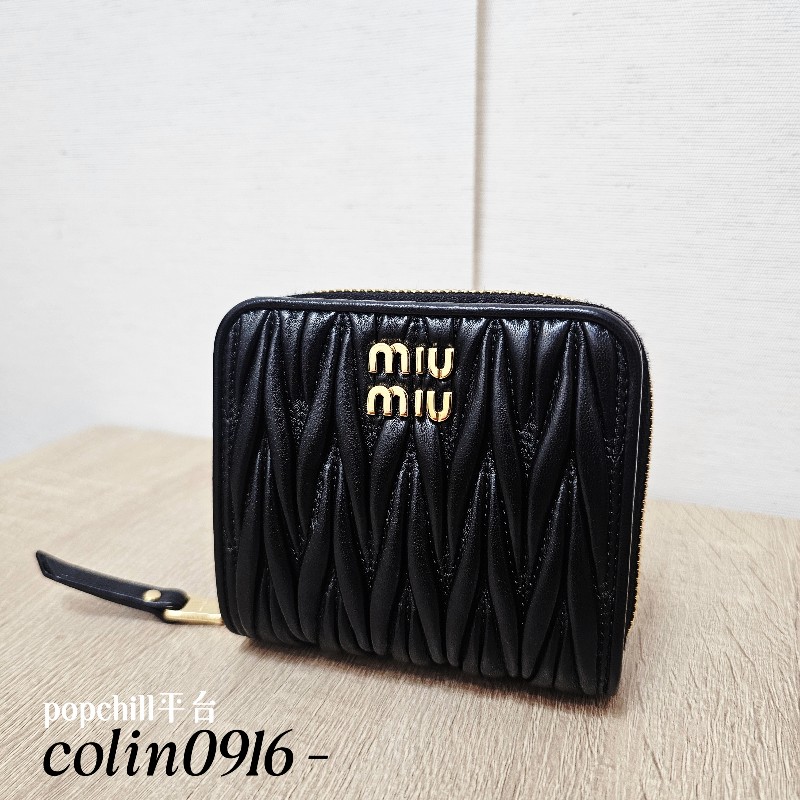 [甜甜甜價出😆把握！] MiuMiu黑納帕羊皮金釦Matelasse對釦短夾-0