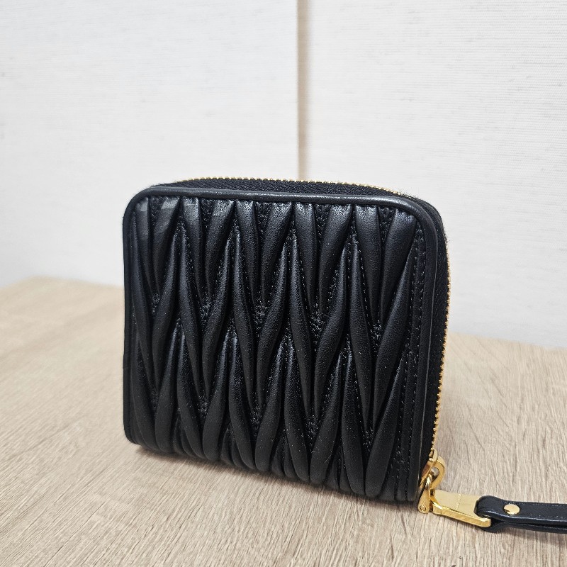 [甜甜甜價出😆把握！] MiuMiu黑納帕羊皮金釦Matelasse對釦短夾-1