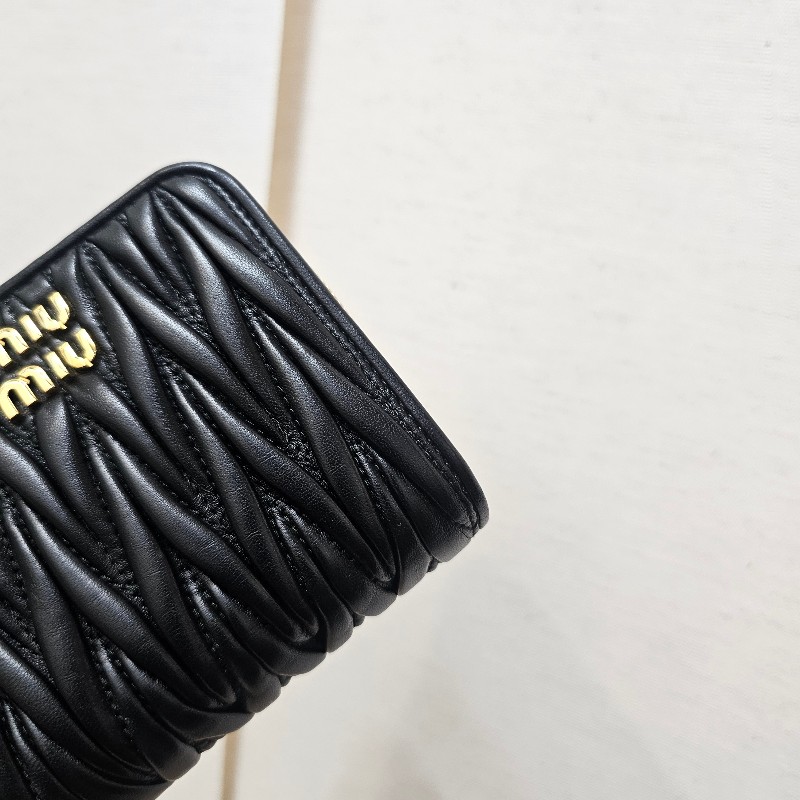 [甜甜甜價出😆把握！] MiuMiu黑納帕羊皮金釦Matelasse對釦短夾-2