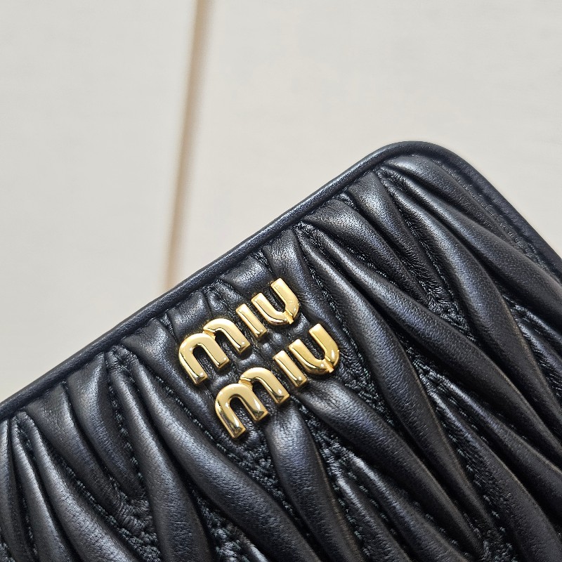 [甜甜甜價出😆把握！] MiuMiu黑納帕羊皮金釦Matelasse對釦短夾-3