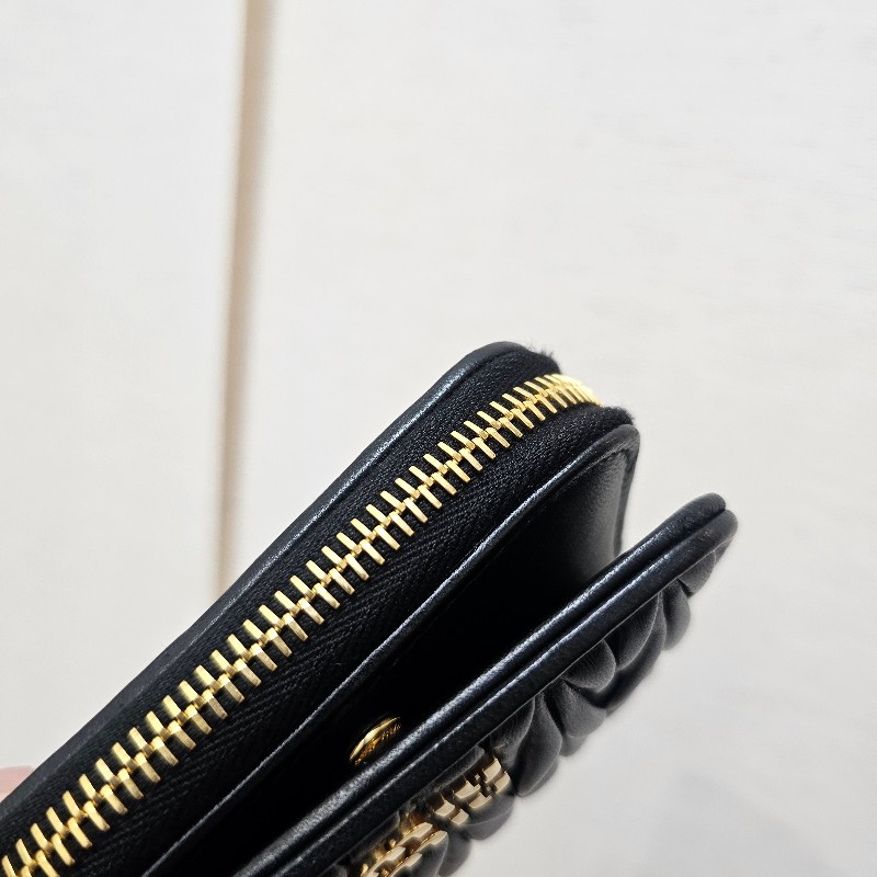 [甜甜甜價出😆把握！] MiuMiu黑納帕羊皮金釦Matelasse對釦短夾-4