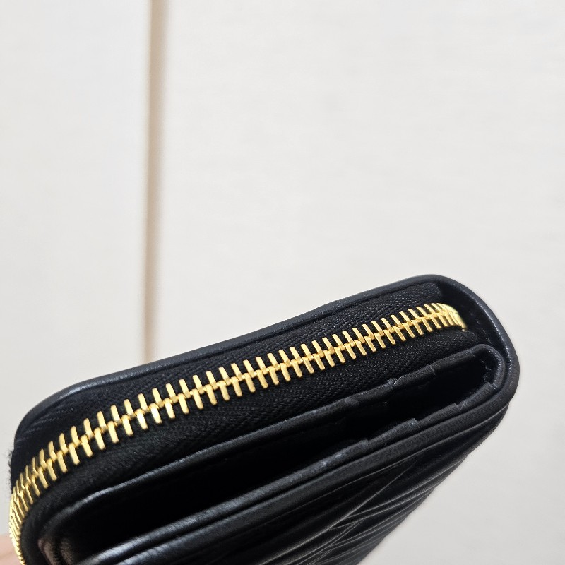 [甜甜甜價出😆把握！] MiuMiu黑納帕羊皮金釦Matelasse對釦短夾-5