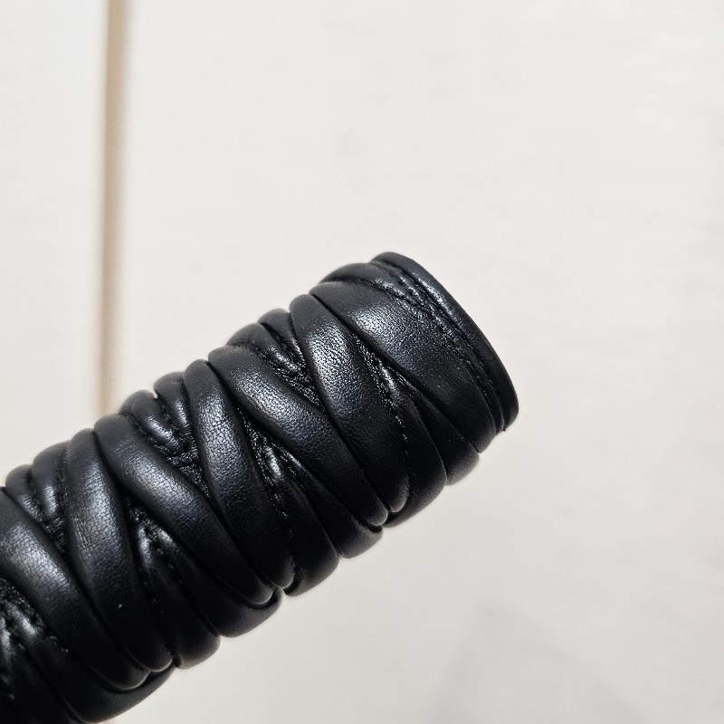 [甜甜甜價出😆把握！] MiuMiu黑納帕羊皮金釦Matelasse對釦短夾-6