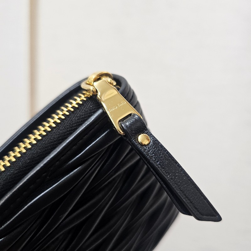 [甜甜甜價出😆把握！] MiuMiu黑納帕羊皮金釦Matelasse對釦短夾-7