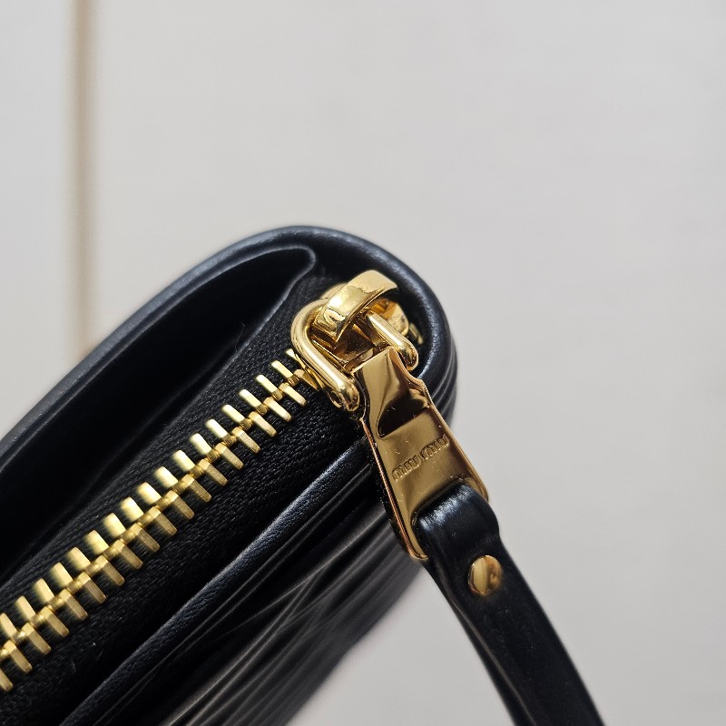 [甜甜甜價出😆把握！] MiuMiu黑納帕羊皮金釦Matelasse對釦短夾-8