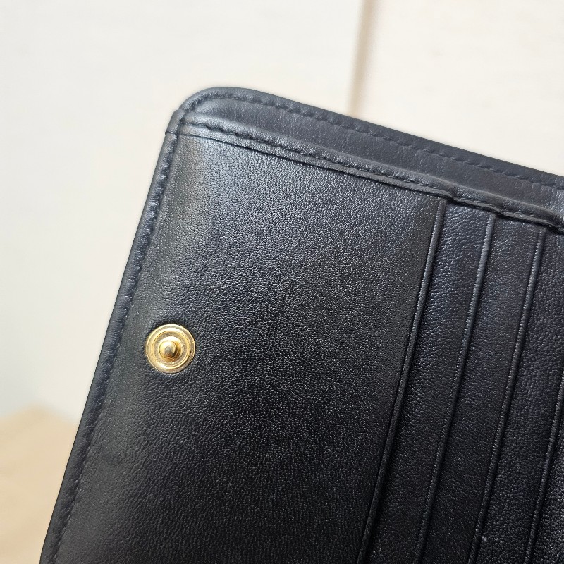 [甜甜甜價出😆把握！] MiuMiu黑納帕羊皮金釦Matelasse對釦短夾-11