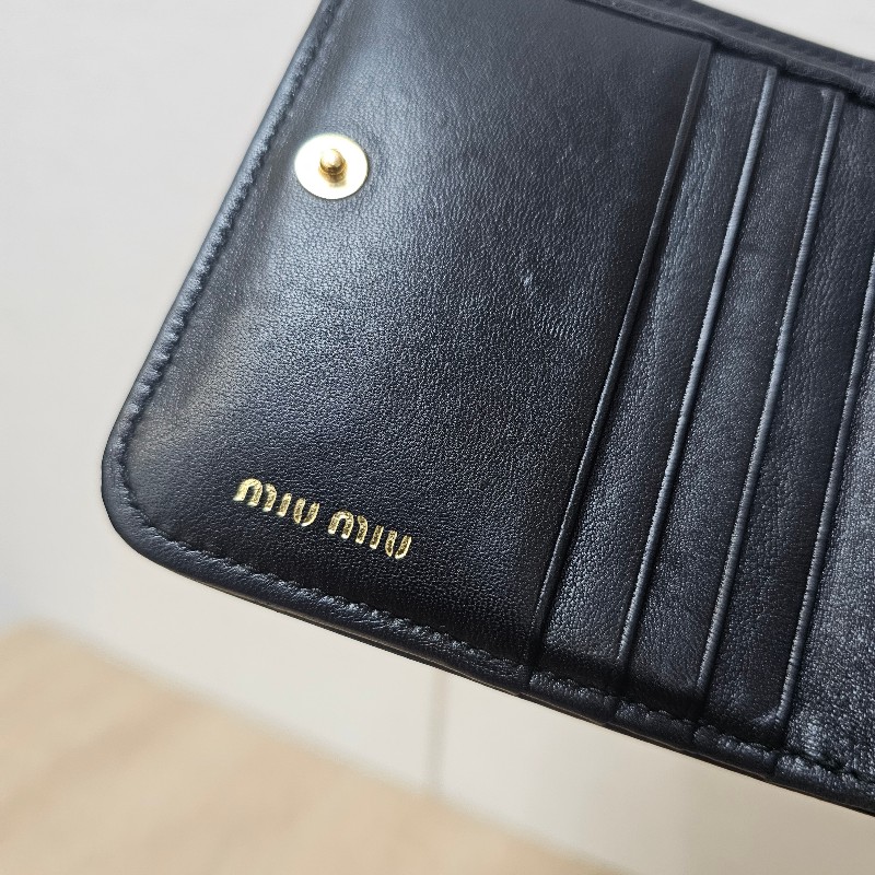 [甜甜甜價出😆把握！] MiuMiu黑納帕羊皮金釦Matelasse對釦短夾-12