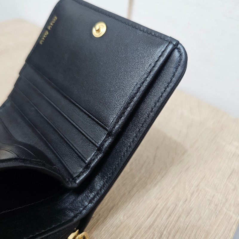 [甜甜甜價出😆把握！] MiuMiu黑納帕羊皮金釦Matelasse對釦短夾-13